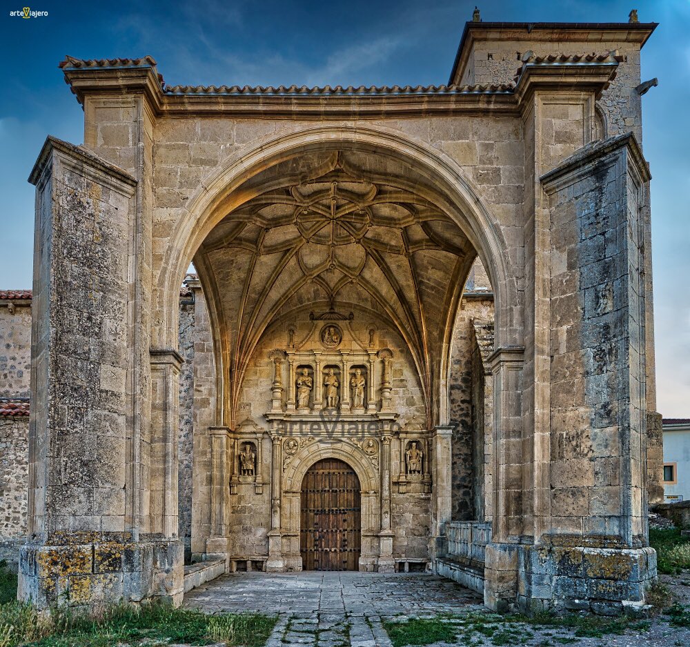 arteviajero_com's tweet photo. La iglesia de Bisjueces (Las Merindades, #Burgos) es una auténtica joya arquitectónica desconocida. En ella merece citarse su majestuoso pórtico renacentista, atribuido a los célebres Juan de Vallejo y Simón de Colonia #FelizDomingo #art https://t.co/CdZYHxBUTn