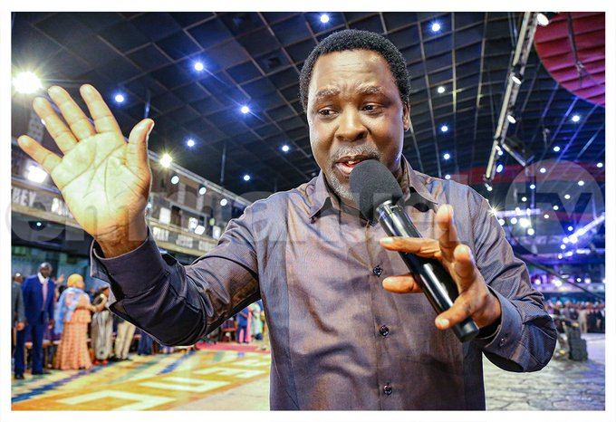 TBJoshua_FR's tweet photo. Dans un clip de Prière de Masse, le Prophète TB Joshua demande au peuple de faire appel à l'Esprit Saint pour qu'il fasse pleuvoir sur eux son pouvoir de liberté et de délivrance. https://t.co/aglhlCCdwW