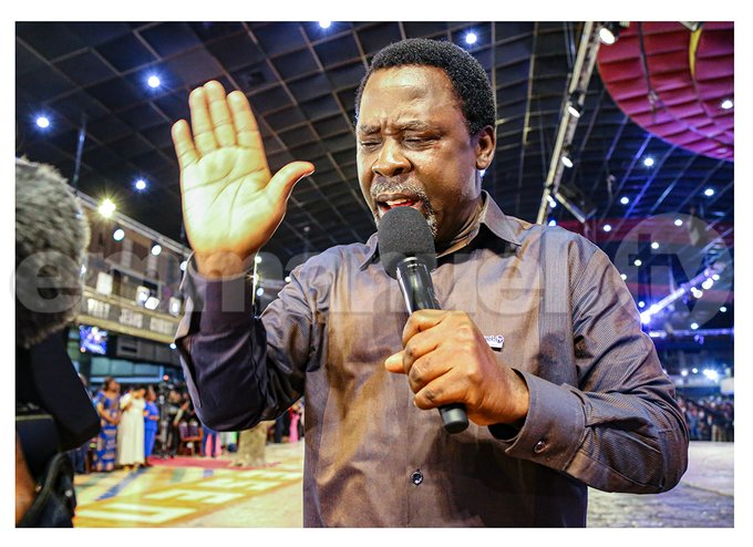 TBJoshua_FR's tweet photo. Dans un clip de Prière de Masse, le Prophète TB Joshua demande au peuple de faire appel à l'Esprit Saint pour qu'il fasse pleuvoir sur eux son pouvoir de liberté et de délivrance. https://t.co/aglhlCCdwW