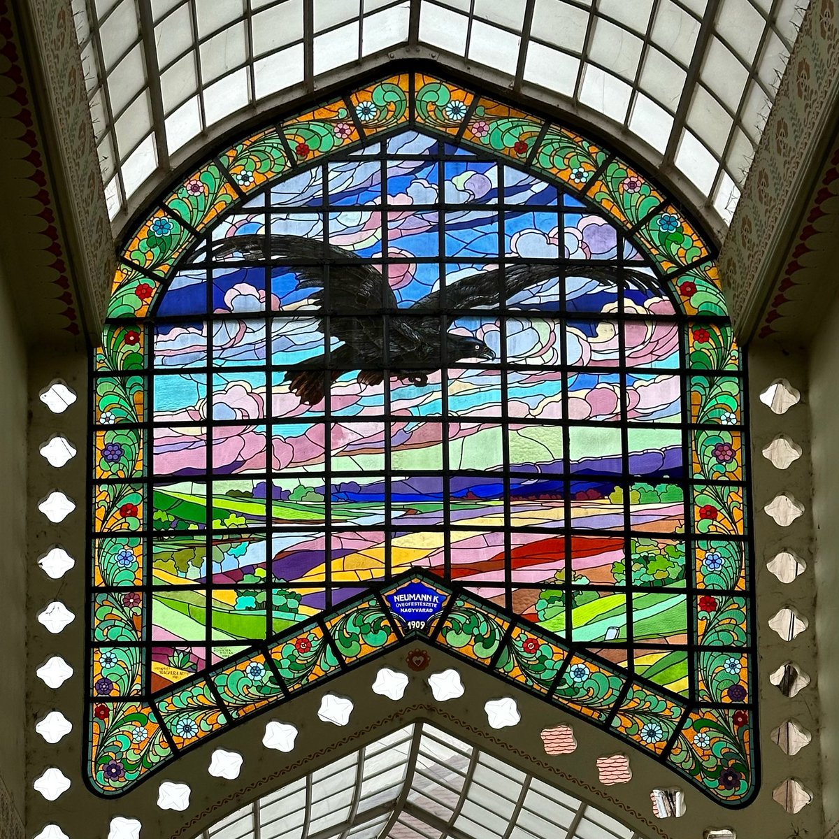 casedeepoca's tweet image. Art Nouveau: the 1909 stained glass panel inside the Black Eagle shopping arcade in Oradea/ Nagyvárad, a feeling of the La Belle Epoque Italy in southeast Europe. #blackeagle #vulturulnegru #oradea #Nagyvárad #southeasteurope #casedeepoca #valentinmandache