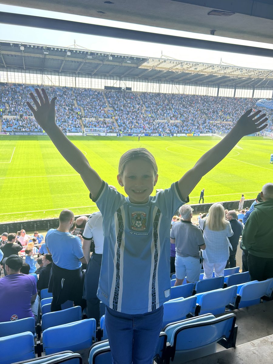 loren36's tweet photo. Poppys predicting a 2-1 city win 💙#CBSFANWALL https://t.co/55wJ2v5338