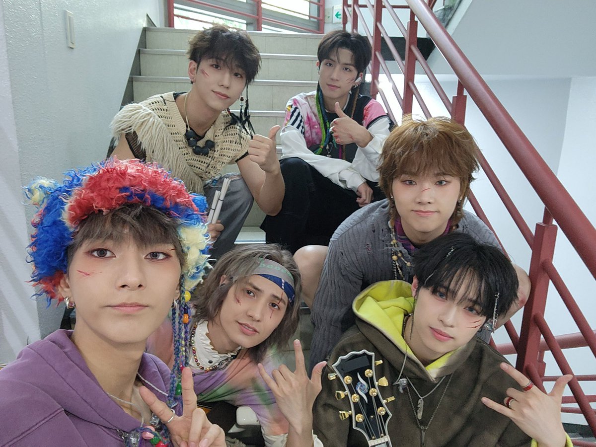 ASIXDINARY's tweet photo. Jagoan jagoan bapak habis manggung di Inkigayo lagi,, Walaupun kalian belum menang disana tapi tetep jadi pemenang di hati Villains dan bapak,, Semangat terus anak anak bapak,, kalian hebatt,,!! 👍👍👍 https://t.co/TlzLuiDzfy