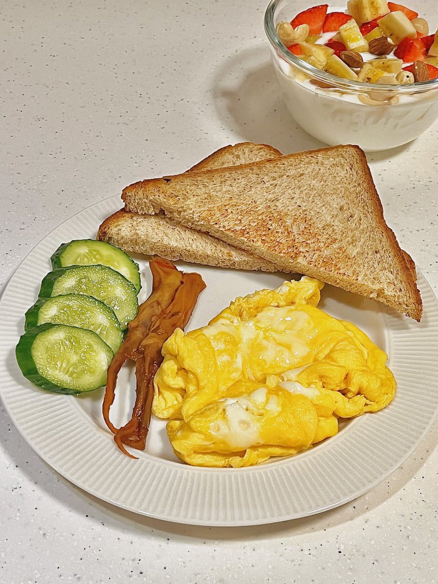 simwabawilliam's tweet photo. Today's breakfast 🍽:
🥧 piece of toasted whole wheat toast🍞
🍳 smooth egg
🍖 Spicy duck tongue
🍧 mixed fruit and nut yogurt bowl (strawberry 🍓 + kiwi ��� + banana 🍌 + a few nuts + yogurt)
🥒 Cucumber https://t.co/pssck7tP2x