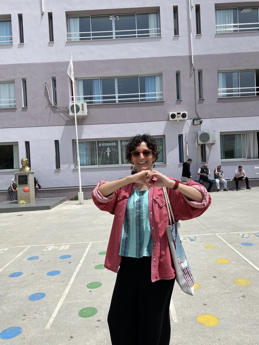 TopcamLa's tweet photo. @dayagiyedin Kolları sıvanmış gömlek ve kırmızı oje🫶🏼 https://t.co/UBBFV6t3aR