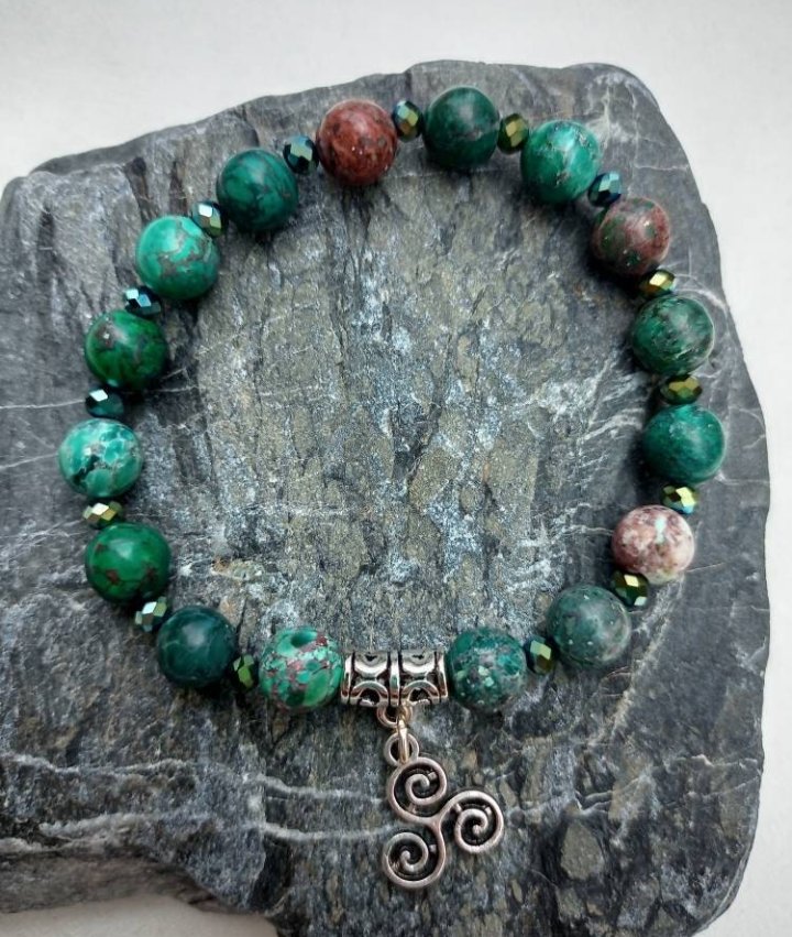 The colours of these little bracelets are so rich and no two will be exactly the same, due to nature of the stone beads used They are natural American Turquoise, colour enhanced with a teal tone. #mhhsbd #GemstoneBracelets #Handmade #Giftsforher #Shopsmall
etsy.com/listing/119159…