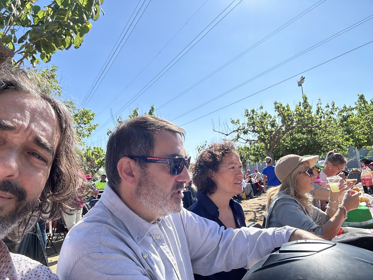CarlesTgna's tweet photo. Un goig de mati de diumenge amb els companys @lauracastelfort i el @JosepRufa! Hem anat a donar el nostre suport al @DaviddLPM, candidat de #LaPoblaDeMafumet que portarà l’aire fresc que necessita el poble. Volem canviar les coses des de la base!
✊🏽✊🏽✊🏽 https://t.co/9jqMqnQr8h