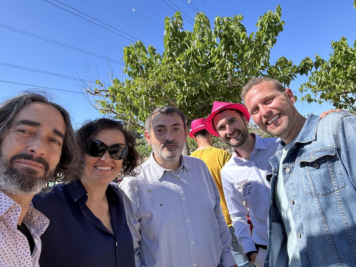 CarlesTgna's tweet photo. Un goig de mati de diumenge amb els companys @lauracastelfort i el @JosepRufa! Hem anat a donar el nostre suport al @DaviddLPM, candidat de #LaPoblaDeMafumet que portarà l’aire fresc que necessita el poble. Volem canviar les coses des de la base!
✊🏽✊🏽✊🏽 https://t.co/9jqMqnQr8h