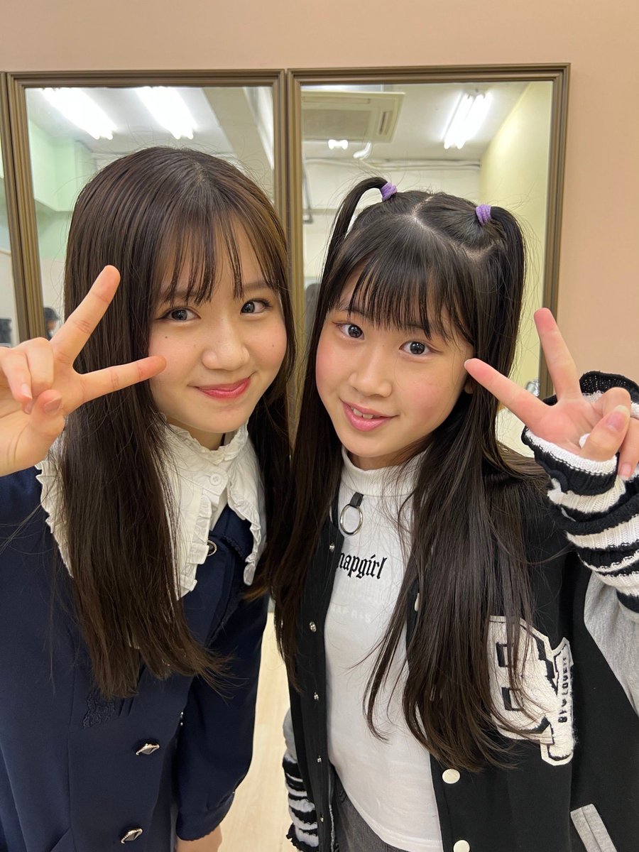 66bab_official's tweet photo. 来てくれたキッズちゃんともお写真撮ったよ💘

最後終わるまで待ってくれて挨拶してくれて感動🥹
プレゼントやお花もありがとう❣️
みんな大好き〜✨これからも頑張ってね🫶

#66bab
#大原一姫
#starwillprojectkids
#藤竹美衣
#結月りおん
#宮古純羽 https://t.co/ekCJZNQUxF