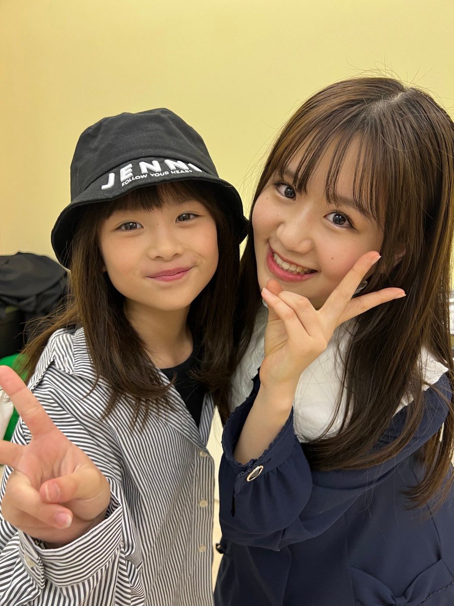 66bab_official's tweet photo. 来てくれたキッズちゃんともお写真撮ったよ💘

最後終わるまで待ってくれて挨拶してくれて感動🥹
プレゼントやお花もありがとう❣️
みんな大好き〜✨これからも頑張ってね🫶

#66bab
#大原一姫
#starwillprojectkids
#藤竹美衣
#結月りおん
#宮古純羽 https://t.co/ekCJZNQUxF