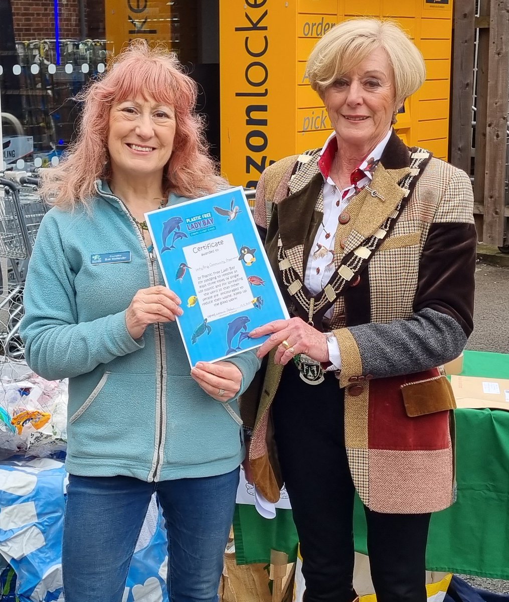 CllrRMallender's tweet image. Mayor of @Rushcliffe Cllr Tina Combellack presenting #plasticfreecommunities certificates to groups &amp;amp; allies in #LadyBay , #WestBridgford , supporting the #massunwrap @sascampaigns ... with Cllr @Sue_Mallender for the Lady Bay Community Association