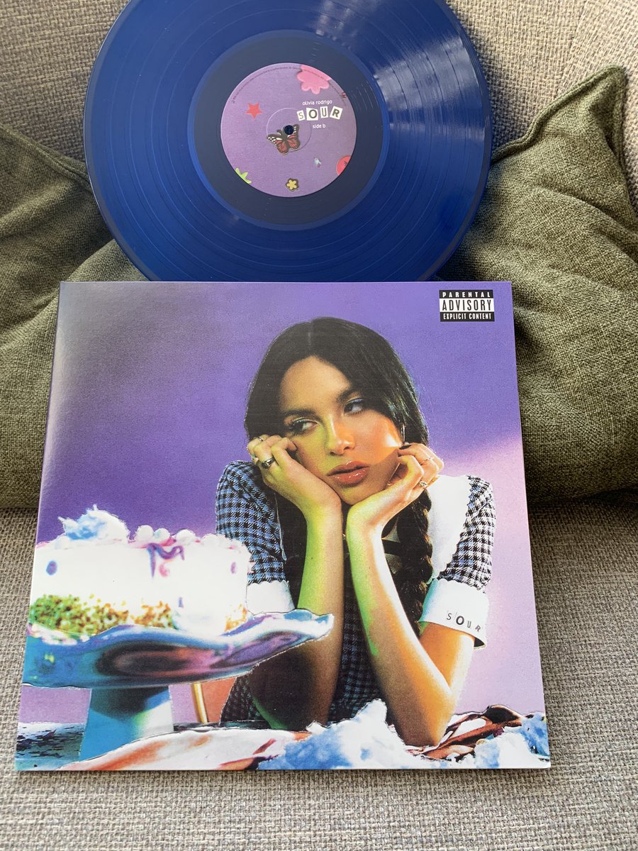 ariipopz's tweet photo. Vinyl haul from yesterday 🩷 https://t.co/F8WMSJplCI