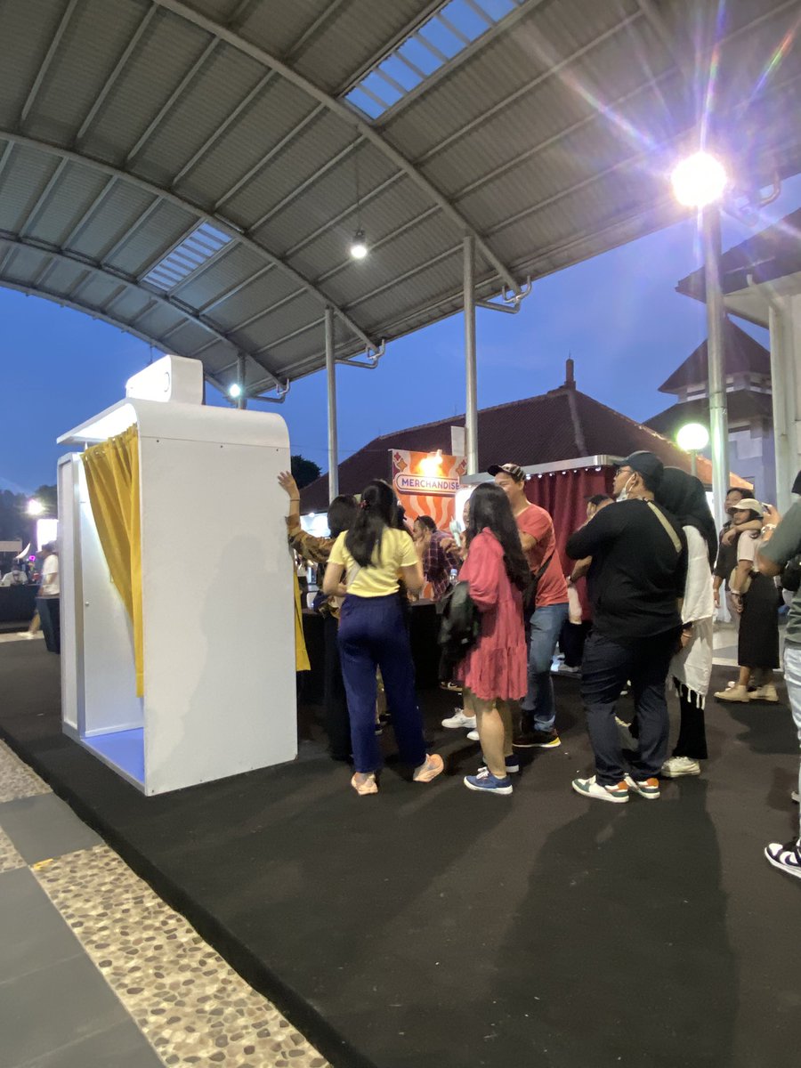 Sabiphoriafest's tweet photo. SobatSabi buat yang pengen mengabadikan moment kamu di Sabiphoria Fest, bisa banget dateng ke photobooth yang ada di dalam venue lho😍📷

 #Sabiphoria #Sabiphoriafest #LocalTetapSabi https://t.co/noZkkOr5UL