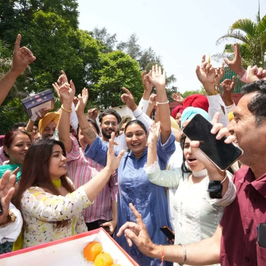 bjpgurmukhsingh's tweet photo. जालंधर में भी चला AAP का झाड़ू !

श्री माननीय मुख्यमंत्री Arvind Kejriwal   जी के मार्गदर्शन पर व माननीय मुख्यमंत्री पंजाब Bhagwant Mann जी के आर्थक प्रयासों से जालंधर लोकसभा उपचुनाव में Aam Aadmi Party  जीती |

#jalandharbyelection #AamAadmiParty 
#AapWon https://t.co/bkcZqXigPn