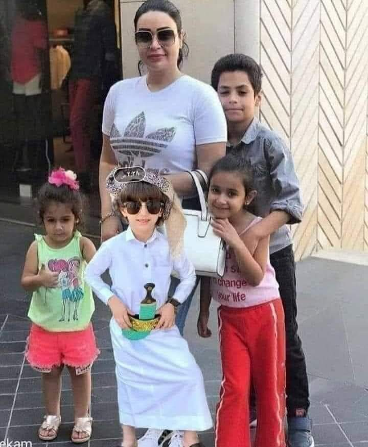 ImtiazMadmood's tweet photo. Syrian artist Saria Al-Sawas:

Her eldest son is from her Emirati husband, the daughter on the right is from her Lebanese husband, the little boy is from her Yemeni husband, and the little girl is from her Saudi husband.

She is currently pregnant by her Iraqi husband.

For the first time, the Arabs have agreed on one goal. Tribute to this lady who was able to achieve on her own what the League of Arab States did not achieve.