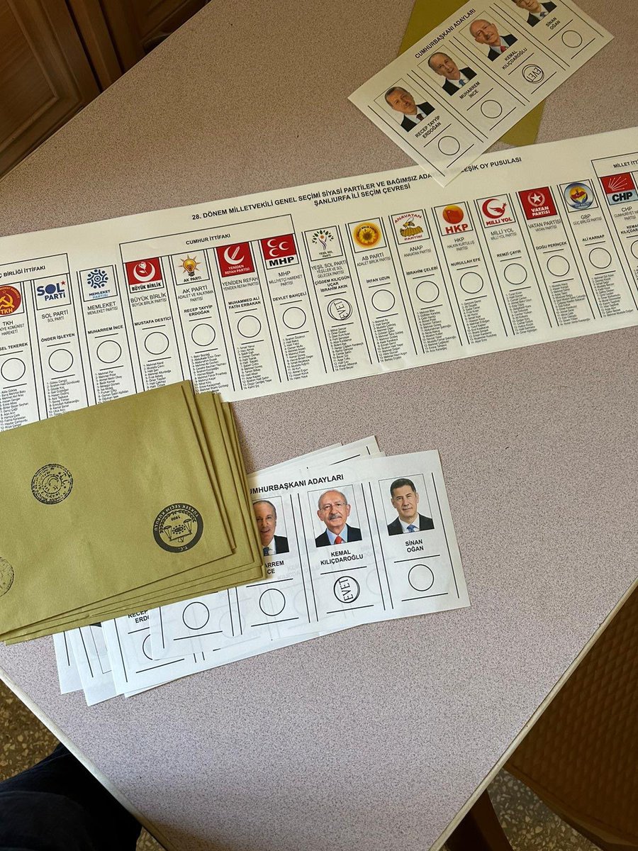 eha_medya's tweet photo. #SONDAKİKA
Şanlıurfa Viranşehir'de Kemal Kılıçdarıoğlu'na ve Yeşil Sol Parti'ye açık şekilde seri oy verenlerle ilgili AK Parti işlem başlattı.

Avukatları bölgeye yönlendirdi. https://t.co/P0wEFDWkt0