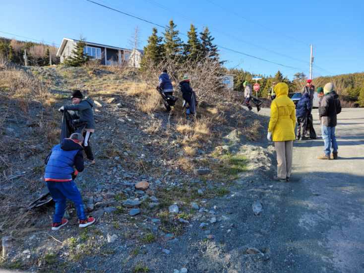 barryrflynn's tweet photo. Here are the @1stPCScouts Cubs pack cleaning up the war memorial area for @PCSPnl clean up week!  Great job! https://t.co/EsFpkM6II9