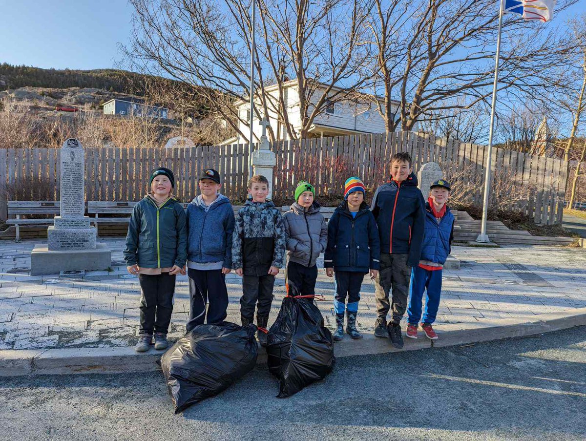 barryrflynn's tweet photo. Here are the @1stPCScouts Cubs pack cleaning up the war memorial area for @PCSPnl clean up week!  Great job! https://t.co/EsFpkM6II9
