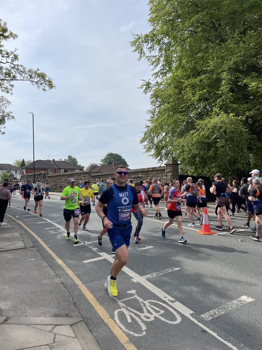 ⁦@runforall⁩ #leedsmarathon #sofarsogood for the ⁦@SaleSharksAcad⁩ coaches #fergus ⁦@TeamLeota⁩ and ⁦@MatthewGarrod5⁩ ⁦@SaleSharksRugby⁩  #flatonenexttime