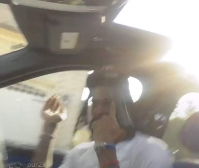 50NuancesDeNBA's tweet photo. Ja Morant avec un gun dans un live Instagram…mais c’est pas possible 😭😭 https://t.co/pp9LEohKkO