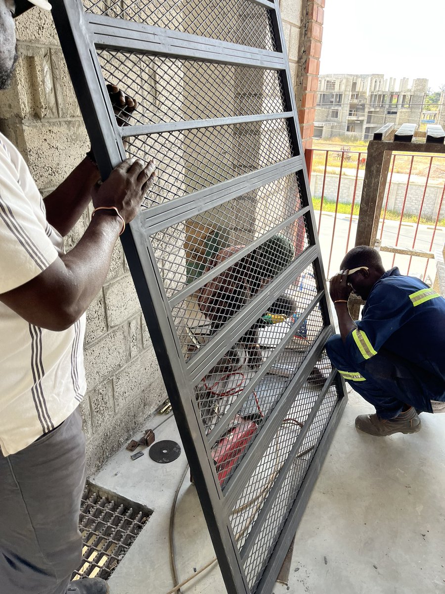 OneSquareK1's tweet image. With “Chairman” a master fitter from Zikano Steel

A few years ago, he designed and fabricated this beautiful sliding door for us🚪

Now he’s back installing a security door.  Zambians do great work! 

Order one, call ☎️ - 097 7530829

#zikano #onesquarek #localteam 👍🏽