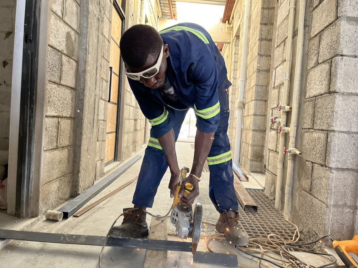OneSquareK1's tweet image. With “Chairman” a master fitter from Zikano Steel

A few years ago, he designed and fabricated this beautiful sliding door for us🚪

Now he’s back installing a security door.  Zambians do great work! 

Order one, call ☎️ - 097 7530829

#zikano #onesquarek #localteam 👍🏽