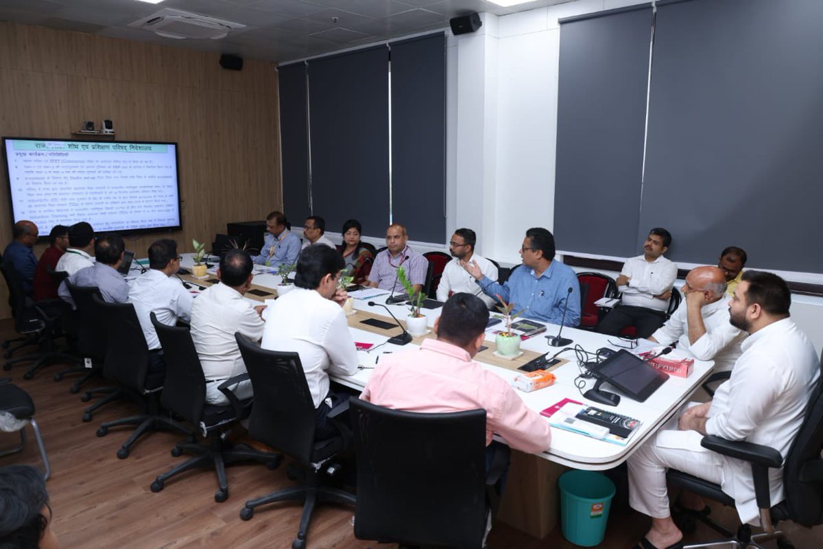yadavtejashwi's tweet photo. शिक्षा विभाग की समीक्षा बैठक में विभाग के अद्यतन कार्यों, पठन-पाठन, रिक्त पदों, नियुक्तियों, गुणवत्तापूर्ण शिक्षा, लेटेस्ट टेक्नोलॉजी का उपयोग, योजनाओं एवं उपलब्धियों के संबंध में विस्तृत जानकारी प्राप्त की। https://t.co/Aat4wiyoCc