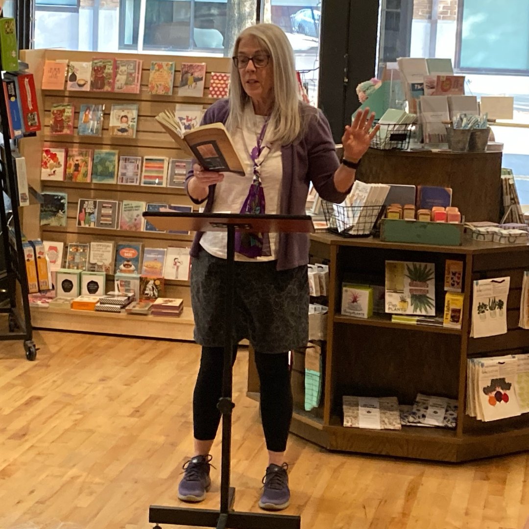 Thanks to @UnionAveBooks for hosting a fantastic #poetry reading yesterday featuring Catherine Pritchard Childress (@MamaMoxie), author of OUTSIDE THE FRAME, and #OhioPoetLaureate @KGunterSeymour, author of ALONE IN THE HOUSE OF MY HEART (@OhioUnivPress).