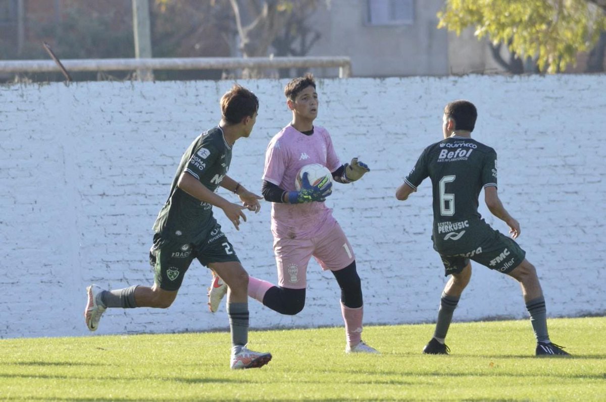 MartinJauregui's tweet image. Entrenar, entrenar y entrenar #7ma #Huracán 🎈🎈#AtajaFacu #MiArqueroPreferido 🧤🧤 #DelGloboYDeLaQuema 🎈🎈 #NacimosEnLaQuema #SentidoDePertenencia 🎈🎈💪🏾 Gracias @danimendezph por las fotos!! 📸📸