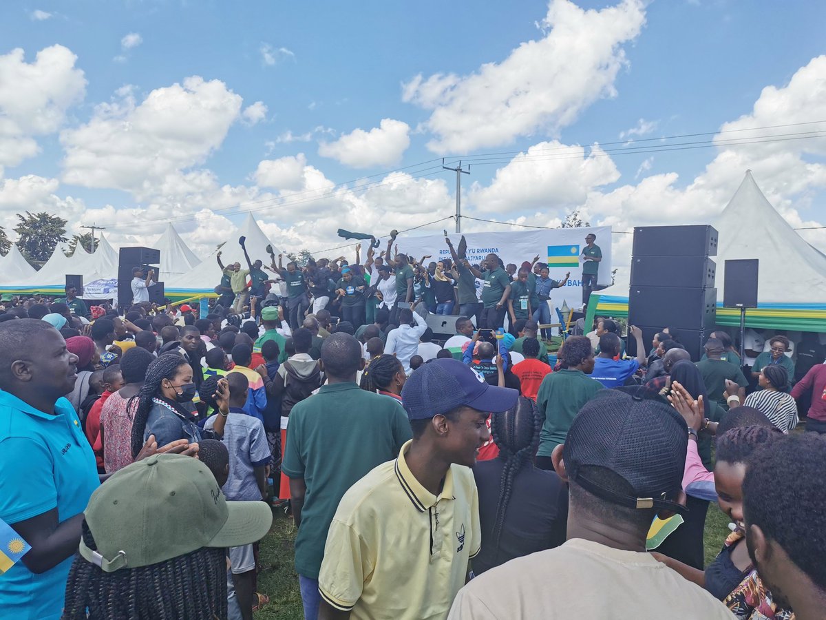 Rukizito1's tweet photo. @Visit_Musanze @telesange @harerimana_tito @InovoTec @ValensNtirenga2 @vivarwandablog @PaulKagame @MusanzeDistrict @KamanziJeanBos3 @EmmyGisa3 @MatayoinRwanda @placide_art @Musanze Turashima, kubera imiyoborere myiza ya Nyakubahwa Perezida wa Repubulika @PaulKagame https://t.co/dQikl43nPX