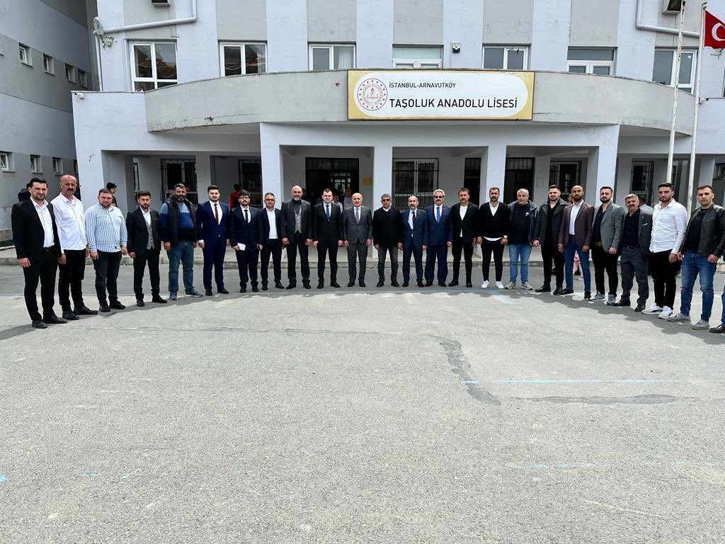 mhparnavutkoy's tweet photo. İl Teşkilat Başkanımız Yaşar KABA, İlçe Başkanımız Temel BEDİR, Arnavutköy Ülkü Ocakları Başkanımız Emrullah GÜNAY ile birlikte Taşoluk Anadolu Lisesi sandık başkanlarımız ve okul sorumlularımızı ziyaret etmişlerdir. @_MHPistanbul_ @sertel_selim @YasarKaba17 https://t.co/d45vTzOtWJ