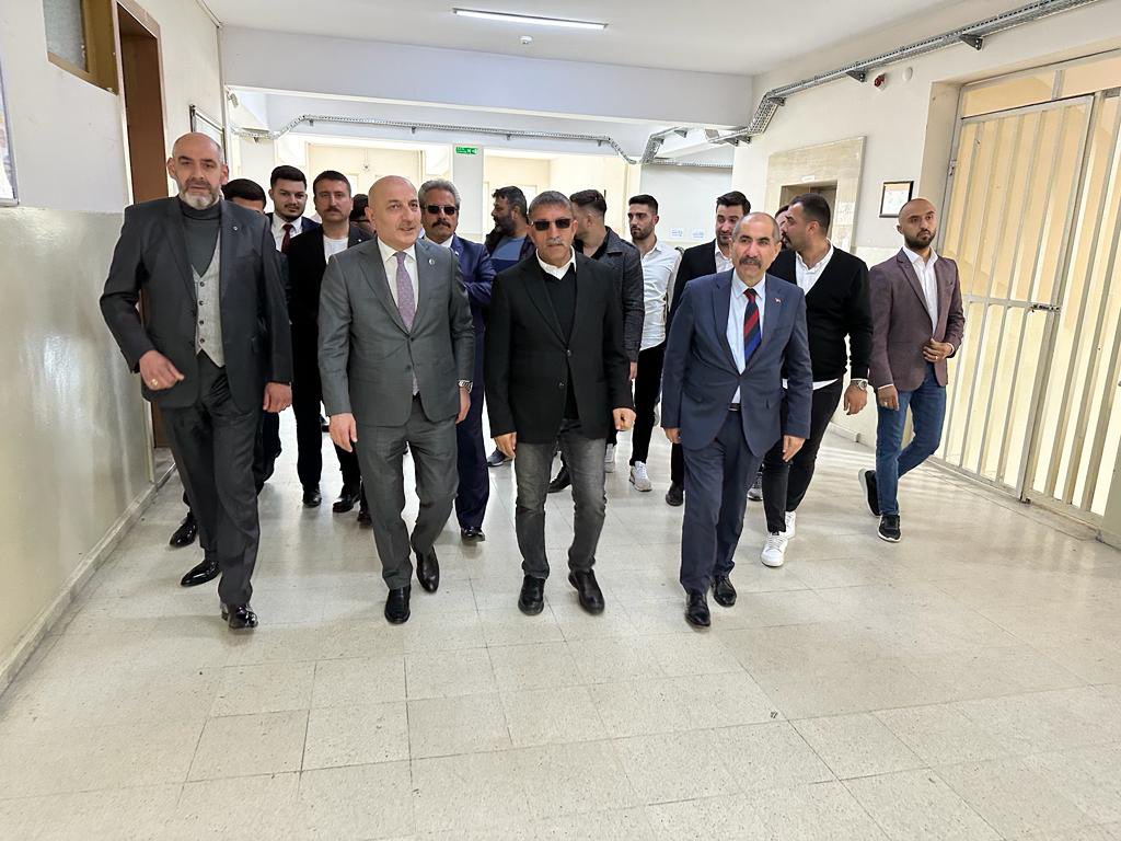 mhparnavutkoy's tweet photo. İl Teşkilat Başkanımız Yaşar KABA, İlçe Başkanımız Temel BEDİR, Arnavutköy Ülkü Ocakları Başkanımız Emrullah GÜNAY ile birlikte Taşoluk Anadolu Lisesi sandık başkanlarımız ve okul sorumlularımızı ziyaret etmişlerdir. @_MHPistanbul_ @sertel_selim @YasarKaba17 https://t.co/d45vTzOtWJ