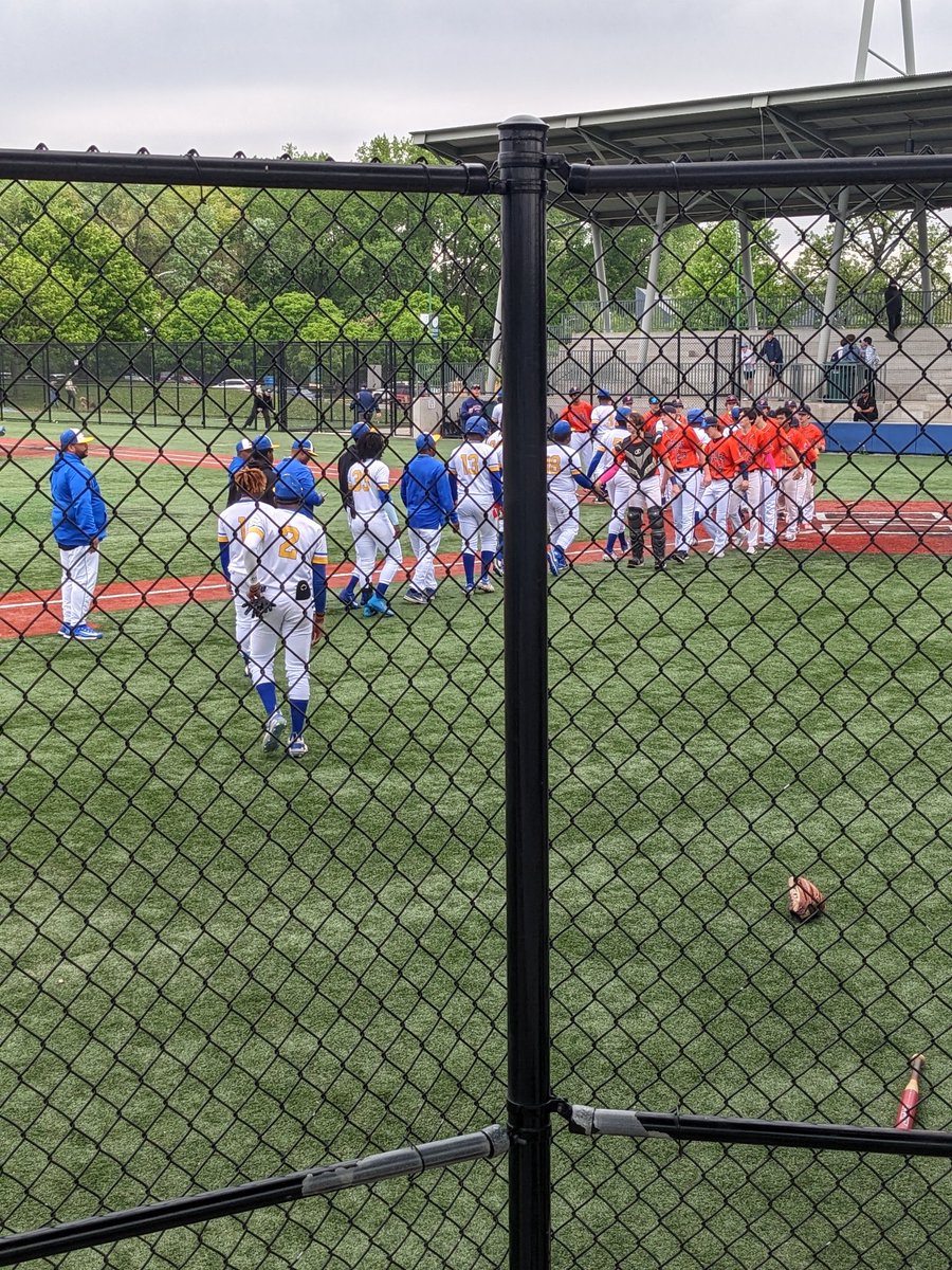 SimeonNation's tweet photo. Our boys put on a 4 run rally in the 6th but fell short 5 - 9. Great season fellas! 💙💛 #On2State https://t.co/0qTpQqhqRU