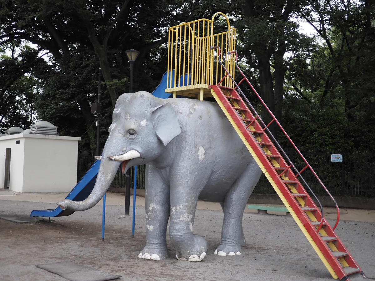 レア度MAX！？ 公園に設置された文字通りの”ゾウのすべり台！