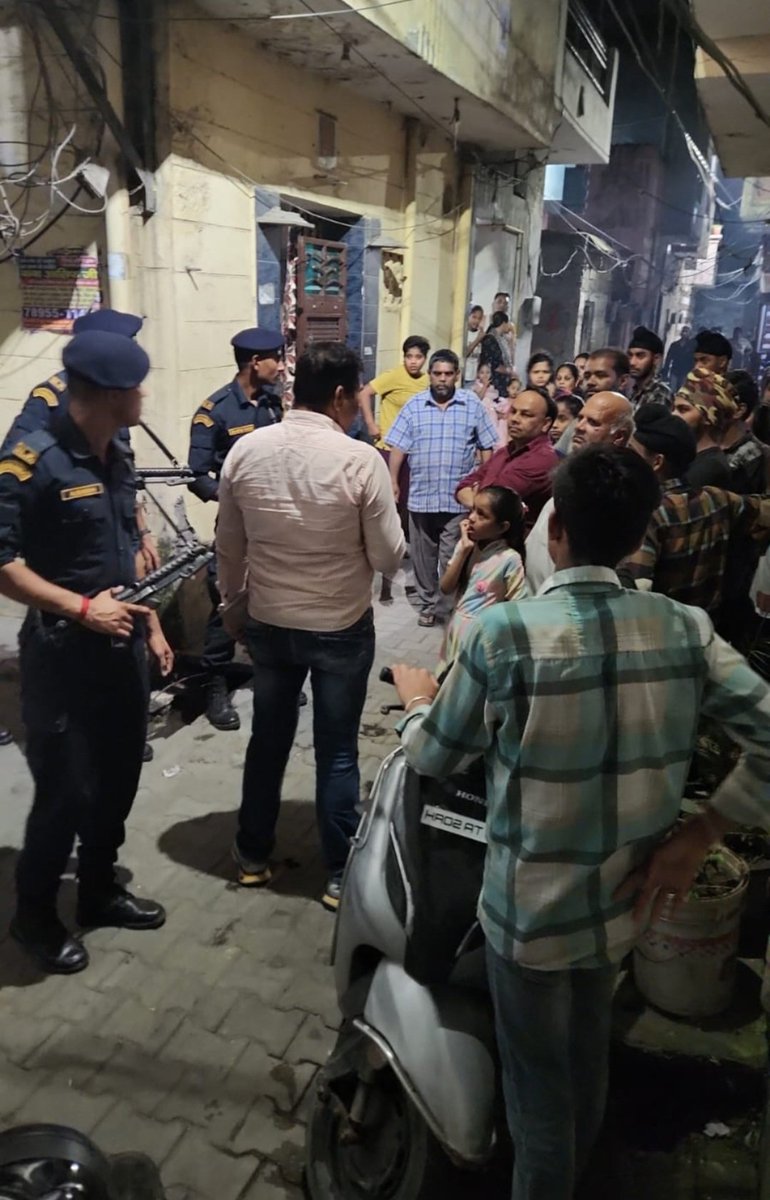PoliceYnr's tweet photo. एंटी नारकोटिक्स सेल,थाना शहर यमुनानगर व कमांडो की टीम ने स्निफर डॉग के साथ नशीले पदार्थ को पकड़ने व सप्लाई करने वालो को काबु करने के लिए थाना शहर यमुनानगर एरिया में चलाया सर्च ऑपरेशन।आमजन से अपील,अगर कोई नशीला पदार्थ बेचता है तो उसकी सूचना पुलिस को दे
@police_haryana 
@DGPHaryana https://t.co/ilStqiMcJJ