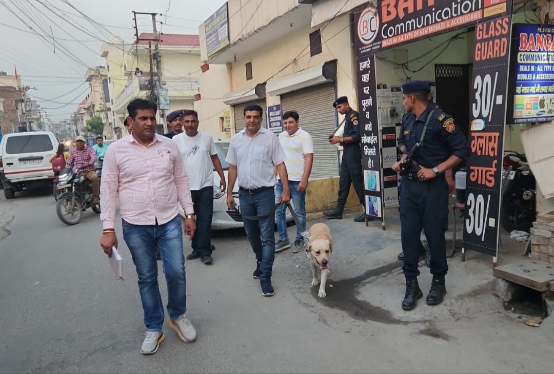 PoliceYnr's tweet photo. एंटी नारकोटिक्स सेल,थाना शहर यमुनानगर व कमांडो की टीम ने स्निफर डॉग के साथ नशीले पदार्थ को पकड़ने व सप्लाई करने वालो को काबु करने के लिए थाना शहर यमुनानगर एरिया में चलाया सर्च ऑपरेशन।आमजन से अपील,अगर कोई नशीला पदार्थ बेचता है तो उसकी सूचना पुलिस को दे
@police_haryana 
@DGPHaryana https://t.co/ilStqiMcJJ