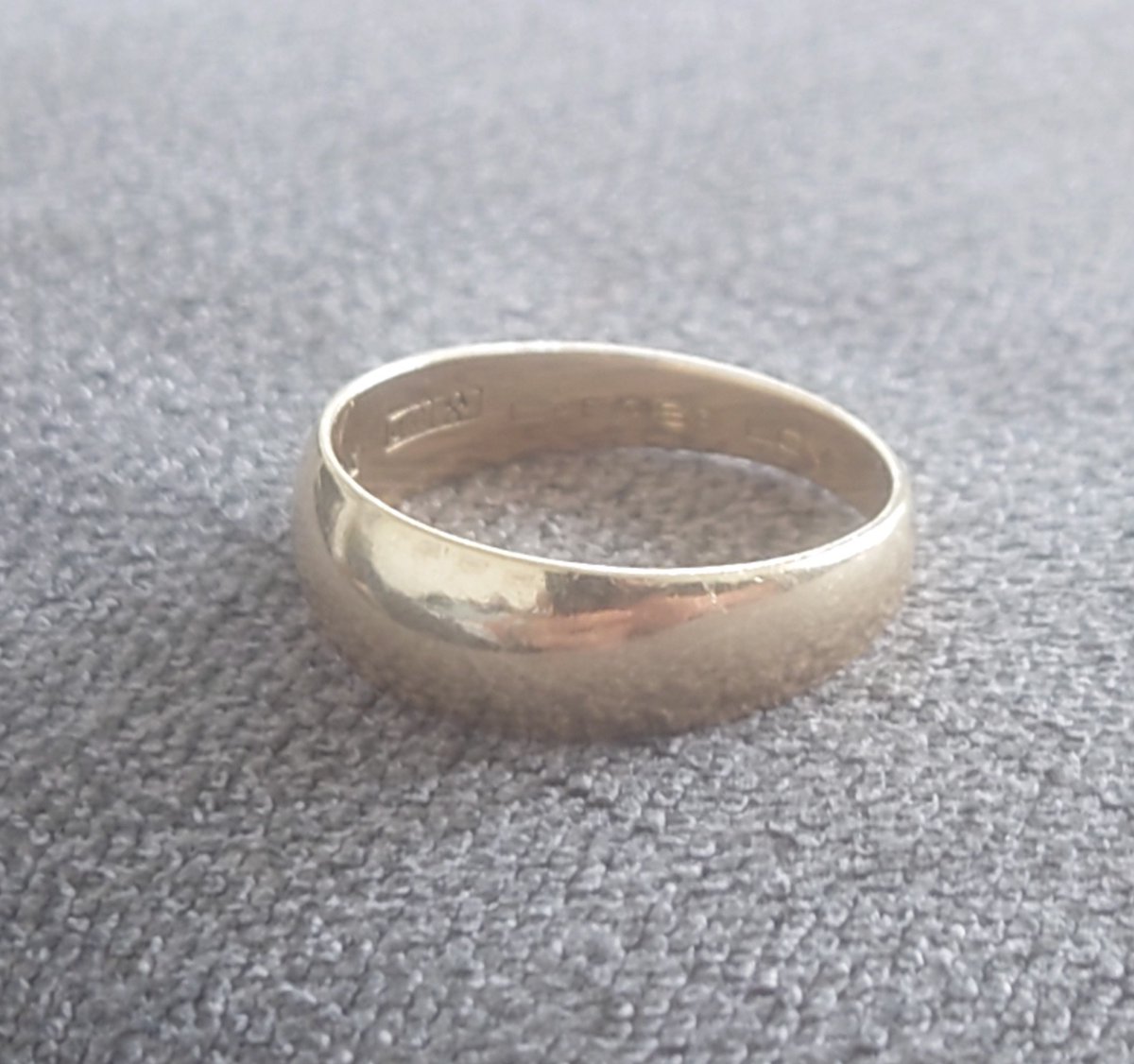 seekharboured's tweet photo. Power of the internet we need you!

My mother found a ring in the Toronto Airport bathrooms on 12th May

The ring is inscribed

"L.E.S LOVE E.C.M" then a date. (I'll need the date for confirmation of ownership)

Please let's get this back to its rightful owners!

#lostproperty https://t.co/sVBxOItVe0