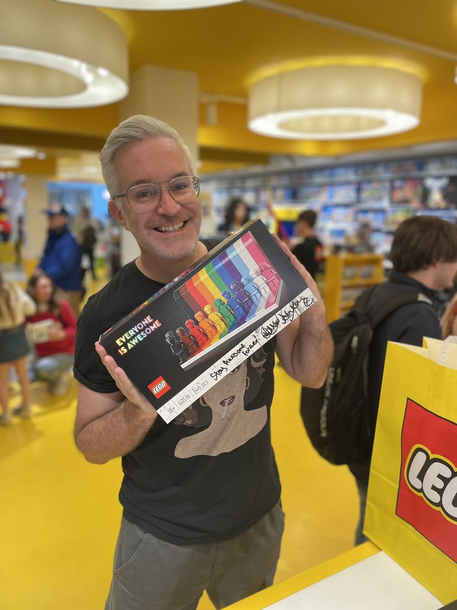 matthew__ashton's tweet photo. Just popped into the #Lego store in #Brighton Uk and signed a bunch of #EveryoneIsAwesome sets, if you are quick you could grab one!
LEGO Love Always ❤️🌈❤️
@LEGO_Group #Afol #afols #gayfol #gayfols #pride #loveislove https://t.co/tXFFg0dExc