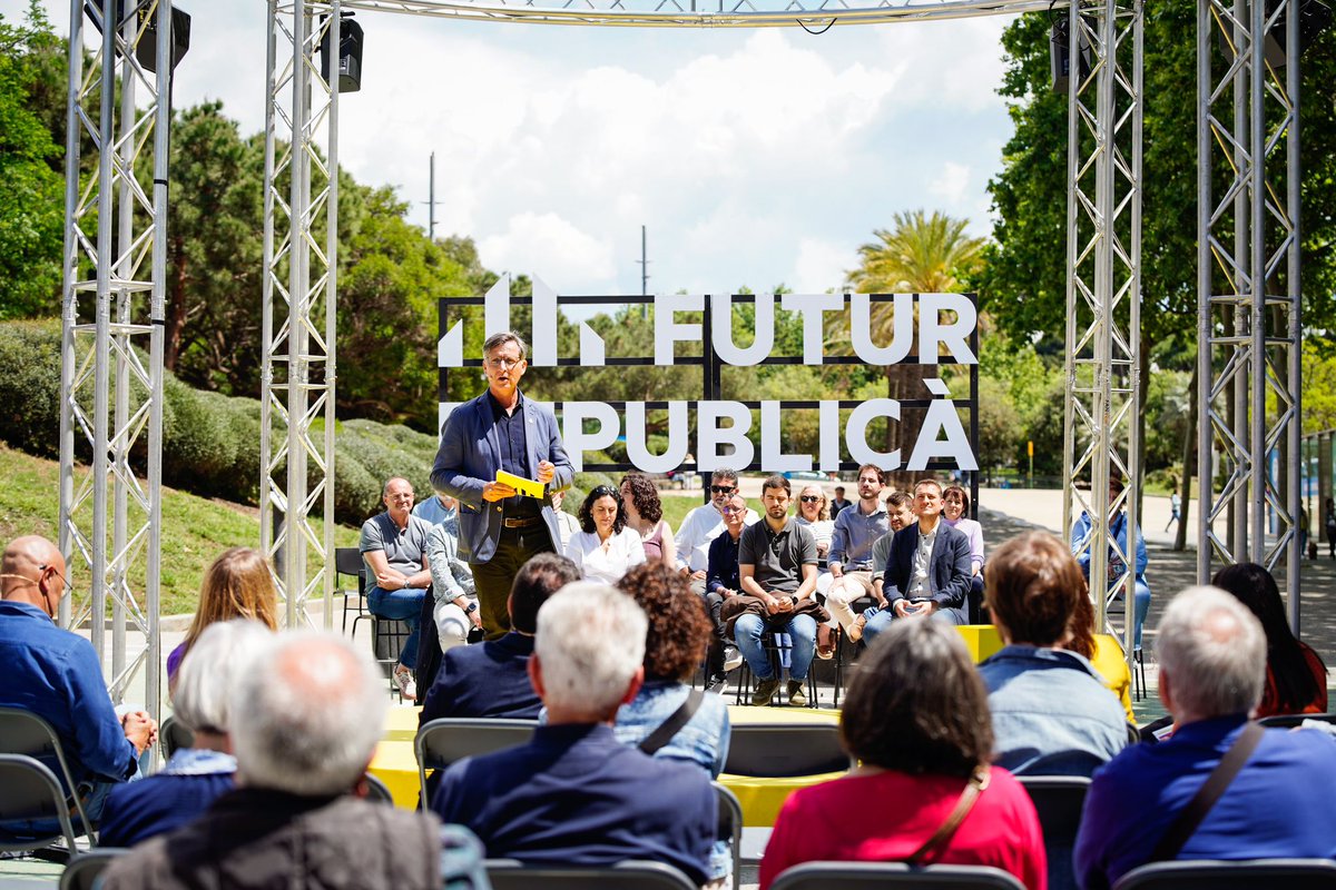 Esquerra_ERC's tweet photo. "Exigim el traspàs de 🚊Rodalies. El PSC no ho pot fer pitjor: cada cop que ho hem exigit a l’ajuntament de #Mataró, l’alcalde del PSC s'hi ha oposat. Per què?🤔 Perquè està al servei de Madrid i no pas dels usuaris que passen cada dia per la nostra ciutat", diu @pimcamprubi https://t.co/mw8YagpmbV