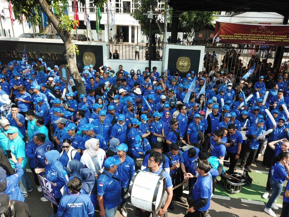 Sadboy848586's tweet photo. Agus Harimurti Yudhoyono bersama dengan kader lainnya memeriahkan acara pendaftaran ke KPU, sebelumnya mereka bernyanyi lagu Koyo Jogja Istimewa #PDBersamaRakyat AHY Kawal Perubahan https://t.co/UwPxzGmEyN