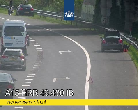 RWSverkeersinfo's tweet photo. Op de #A15 bij knp. Benelux stond een rood kruis boven de weg omdat er een stoeptegel lag. Sommigen besloten dit kruis toch te negeren. Zij staan nu met een kapotte auto op de vluchtstrook. We hebben overwogen ze een weekje te laten staan, maar de berger is onderweg. #nietvoorniX https://t.co/e0tv2IG0Ka
