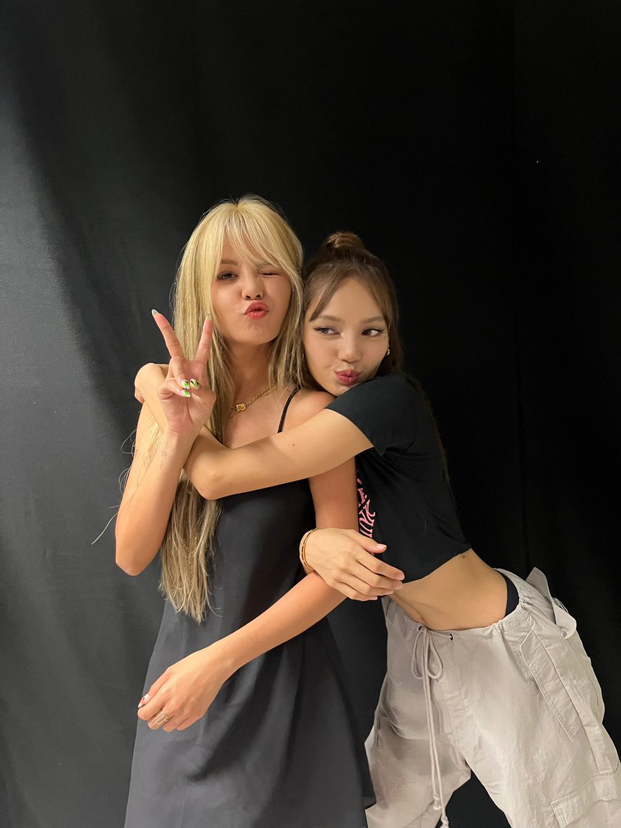 sssorn_clc's tweet photo. We ride or die 👯‍♀️💖✨🇹🇭 https://t.co/rhpJCUXxjr