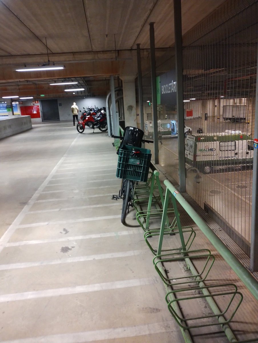 Ontem fui ao Mineirão, e minha bicicleta foi a única no bicicletário do estacionamento, no estádio todo.
É o meio mais rápido e barato pra ir, o estacionamento é de graça, dá gosto ultrapassar os carros no engarrafamento.
Mas falta mais gente fazer isso, alcançar a massa crítica.