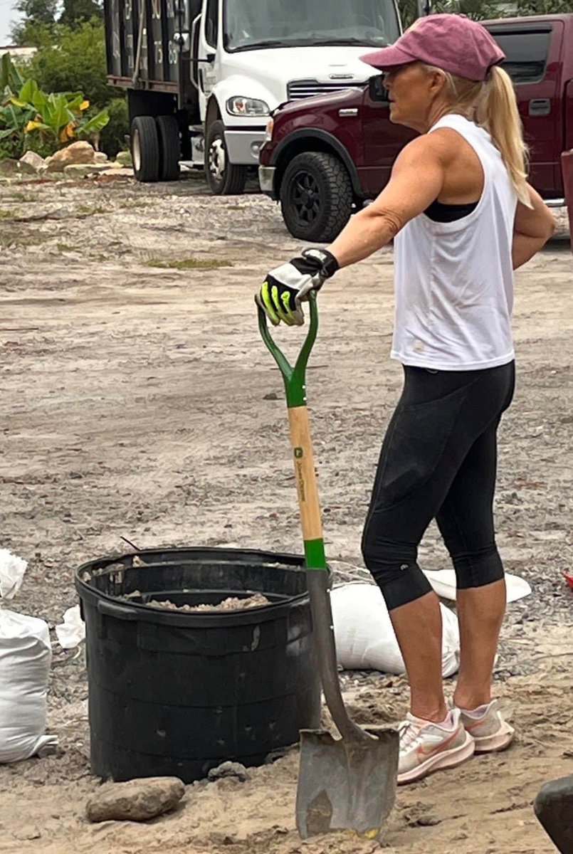hmcmath's tweet photo. My fave pic of @donnaformayor, taken as we filled sandbags for folks whose homes were in the path of a tropical storm.  Without fanfare she came to help those in greatest need. This election is going to be too close, y’all, so get out and cast your ballot for progress.  💙💙💙 https://t.co/EeXIOe9zzy