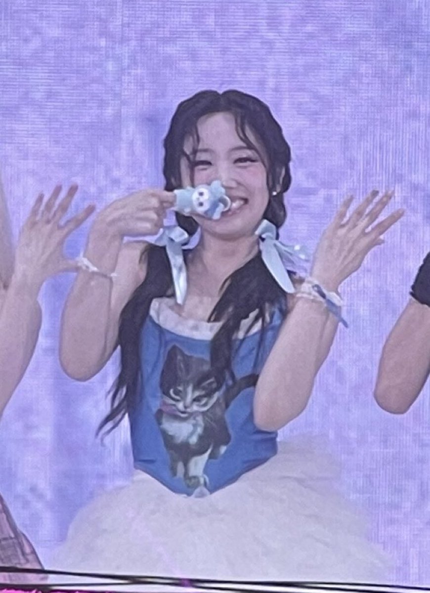 TheRealNavely's tweet photo. Does the other laburi perform like this ??? I DONT THINK SOO #stanMe https://t.co/dILUEzESmS