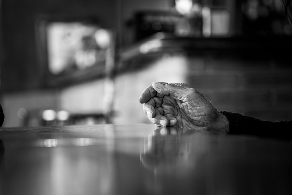 laurxmateo's tweet photo. Aquí algunos de los retratos que le hice en su pequeño bar en Las Mestas.

Noticia completa: https://t.co/iXjDYgtomY @elespanolcom https://t.co/RwifqPU83M