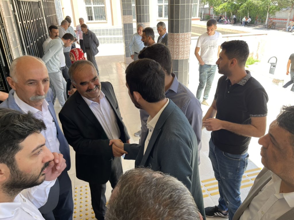 mujdeci_melik's tweet photo. Sandıkları geziyoruz. Petrol Anadolu Lisesindeyiz. Katılım oranı yüksek, Millet’in iradesi tecelli edecek.

M. Selim Yeşilmen başta olmak üzere tüm arkadaşlara kolaylıklar diliyorum. @devapartisi @alibabacan https://t.co/lJGY4gnYAQ
