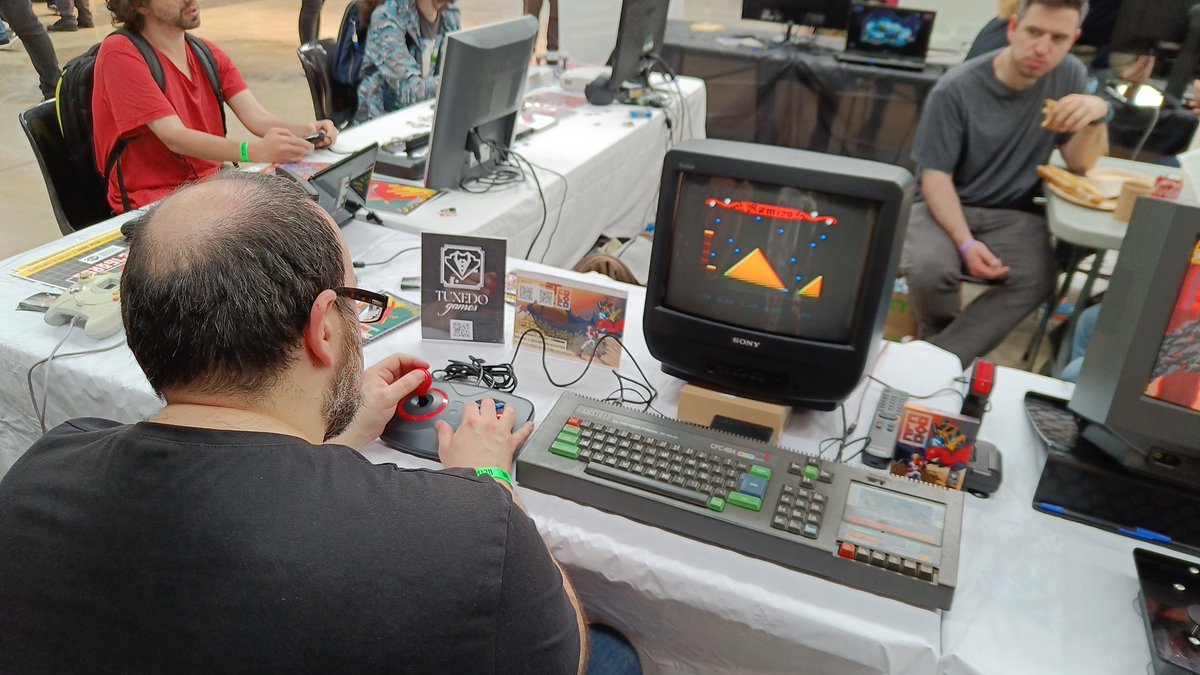 tuxedogamedevs's tweet photo. Las massas también disfrutan de Ramiro el vampiro de los @mojon_twins #RetroBarcelona2023 #retro #amstrad #mojones https://t.co/nsxhQ7uqGX