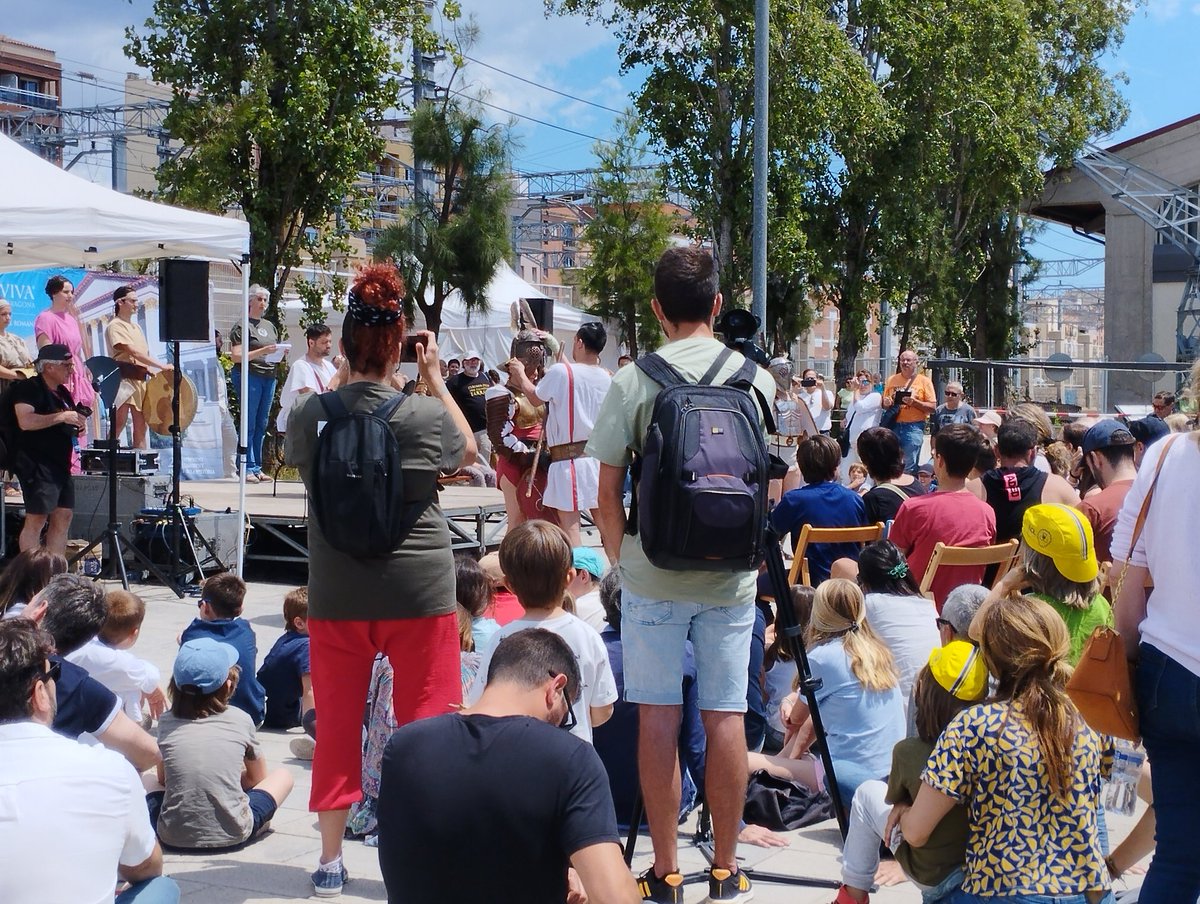 - Perdoneu, podeu acotxar-vos que no veiem res i fa més d'una hora que estem aquí, sota el sol?
- Ho sento nosaltres som de l'associació Gesta Gladiatoria i hem de gravar

I així s'han quedat, tu! Tapant al personal! Ole tu!
<a href="/TGNcultura/">Tarragona Cultura</a>
<a href="/Tarraco_Viva/">Tarraco Viva</a>