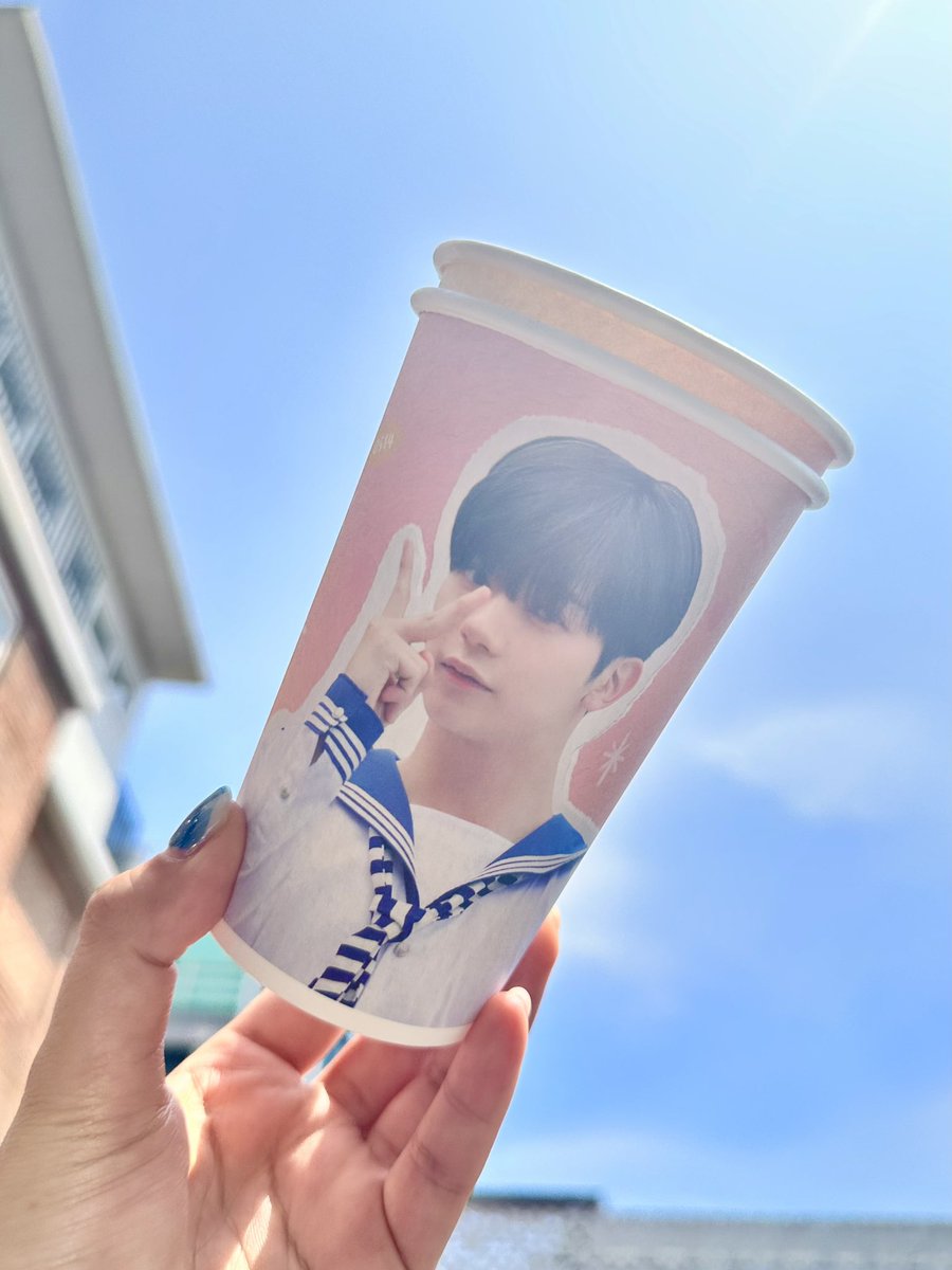 fo_rom123's tweet photo. #예찬아_너의_계절이야

꼭 갖고싶었던 컵이라 제일 먼저간 카페였는데 예챤이까지 본💕
해시태그랑 되게 잘 어울리게 꾸며 놓으셔서 이 공간에 있는게 행복했어요!! 그리고 당연히 다 사진인줄 알았는데 알고보니 그림이었던 액자들🫢 https://t.co/ecrbNgOHmf