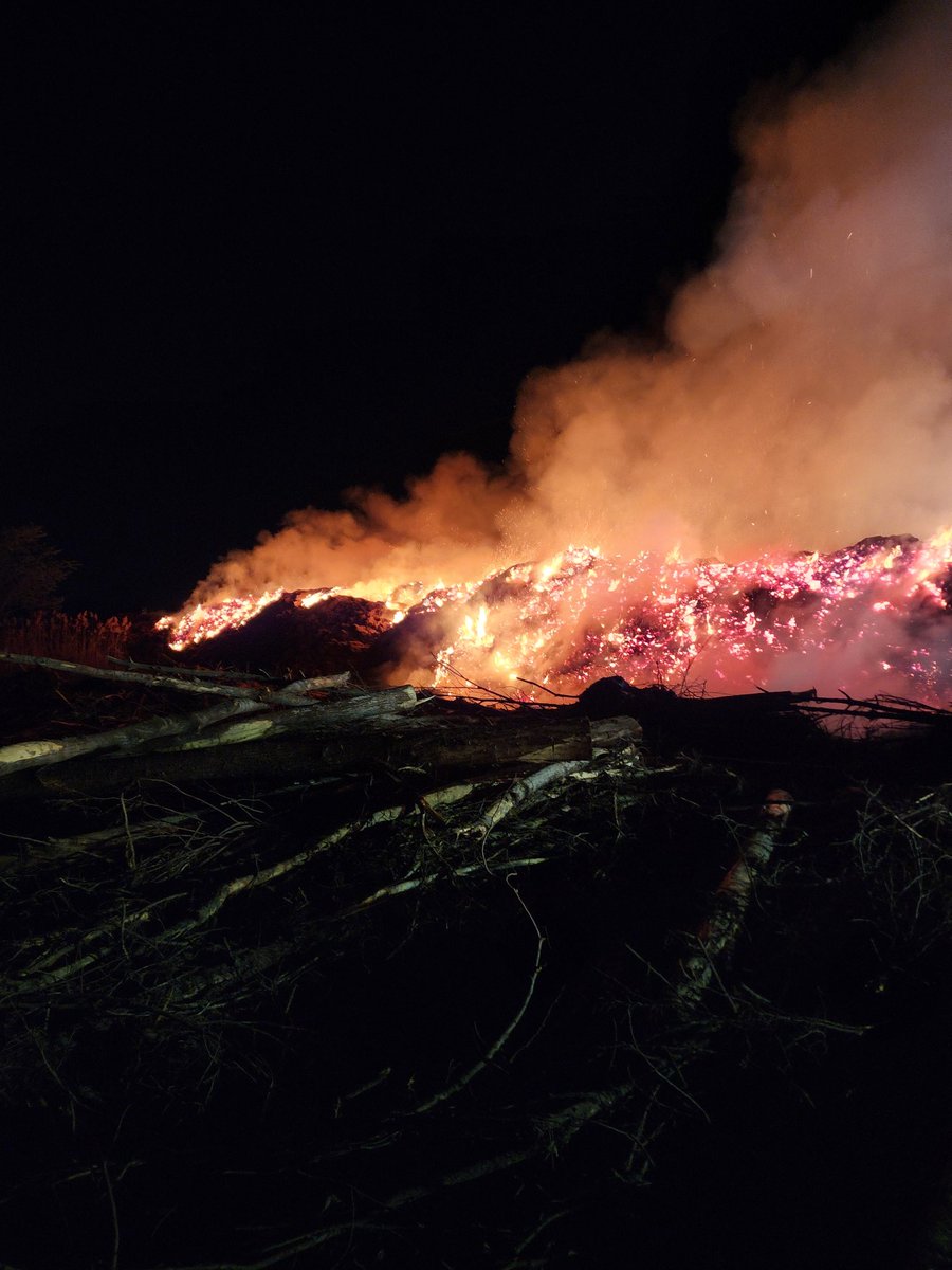 Deputy_DC's tweet photo. BFES Urban crews battled a large cedar mulch fire early Sunday morning.  Due to the distance off the road, a water supply was maintained with assistance from BFES Rural and QW tankers.  Crews had the fire under control as the sun was rising on Mothers Day. https://t.co/gxawysJkAI